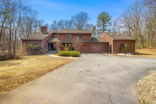 $850,000 | 275 Chestnut Street, Uxbridge, MA 01569