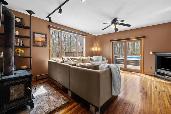 $850,000 | 275 Chestnut Street, Uxbridge, MA 01569
