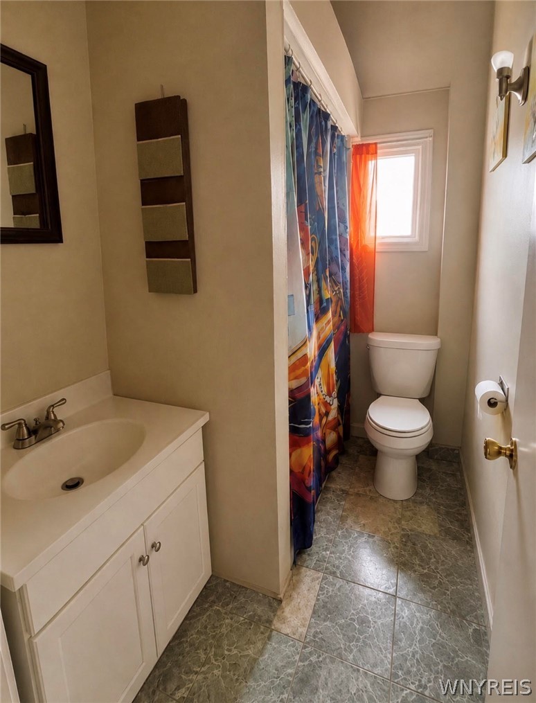 127 14th Street Buffalo, NY 14213 - Photo 20 of 24 Upper bathroom