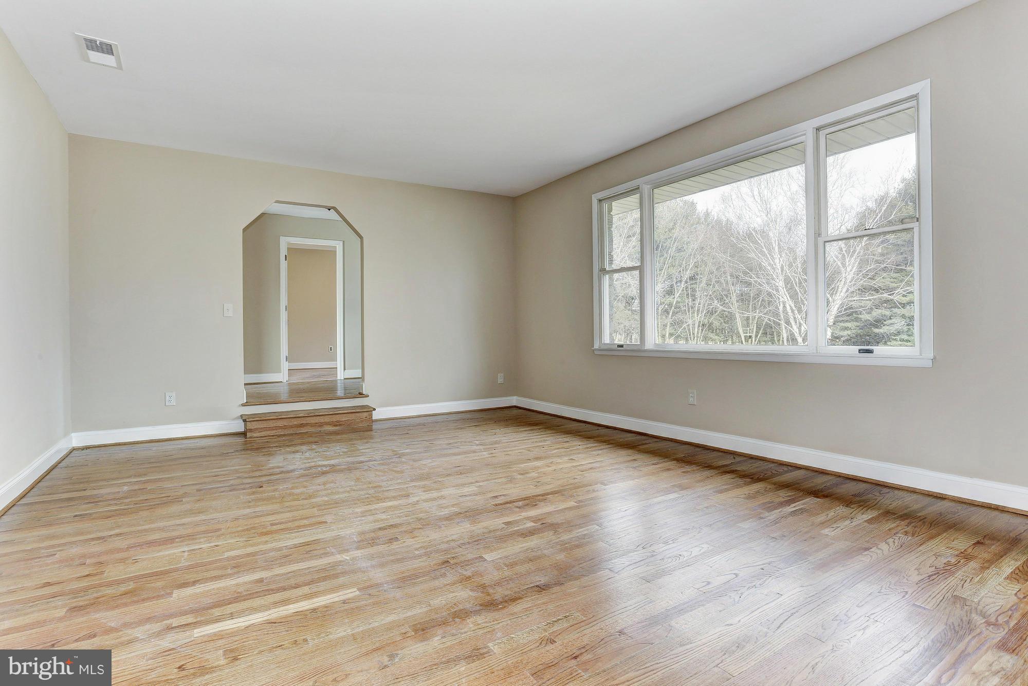 17425 Frederick Road Mount Airy, MD 21771 - Photo 6 of 27 Living Room