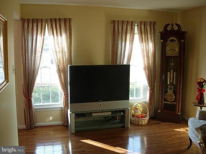 2128 Edgeware Street Silver Spring, MD 20905 - Photo 14 of 30 Family Room