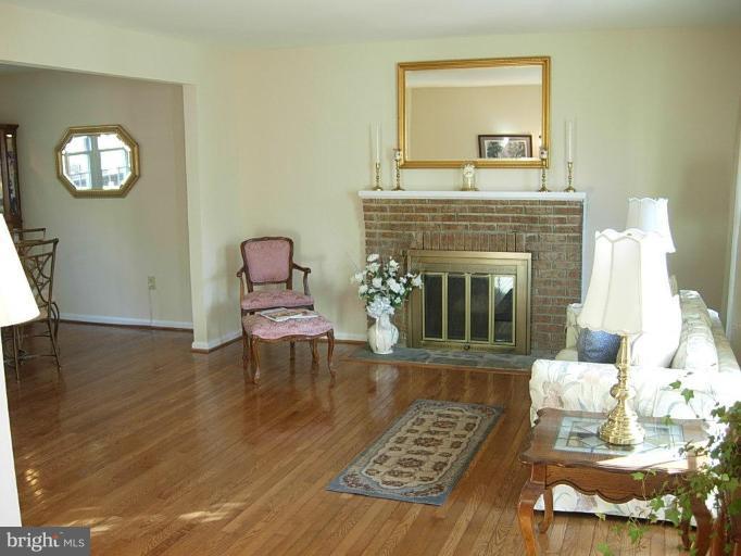 2128 Edgeware Street Silver Spring, MD 20905 - Photo 3 of 30 Living Room