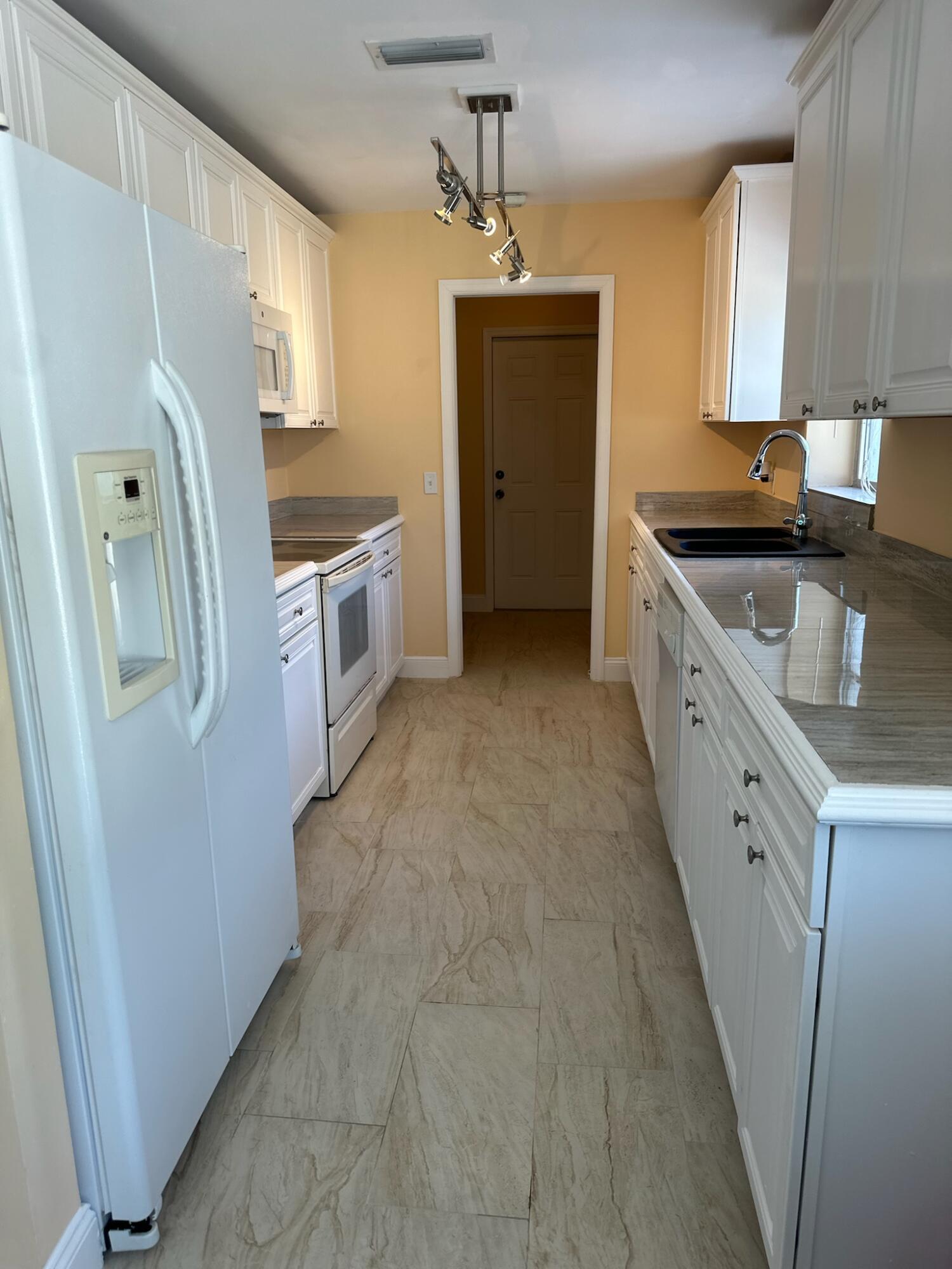 2067 Southeast Harrison Street Stuart, FL 34997 - Photo 11 of 23 735167155 (1)