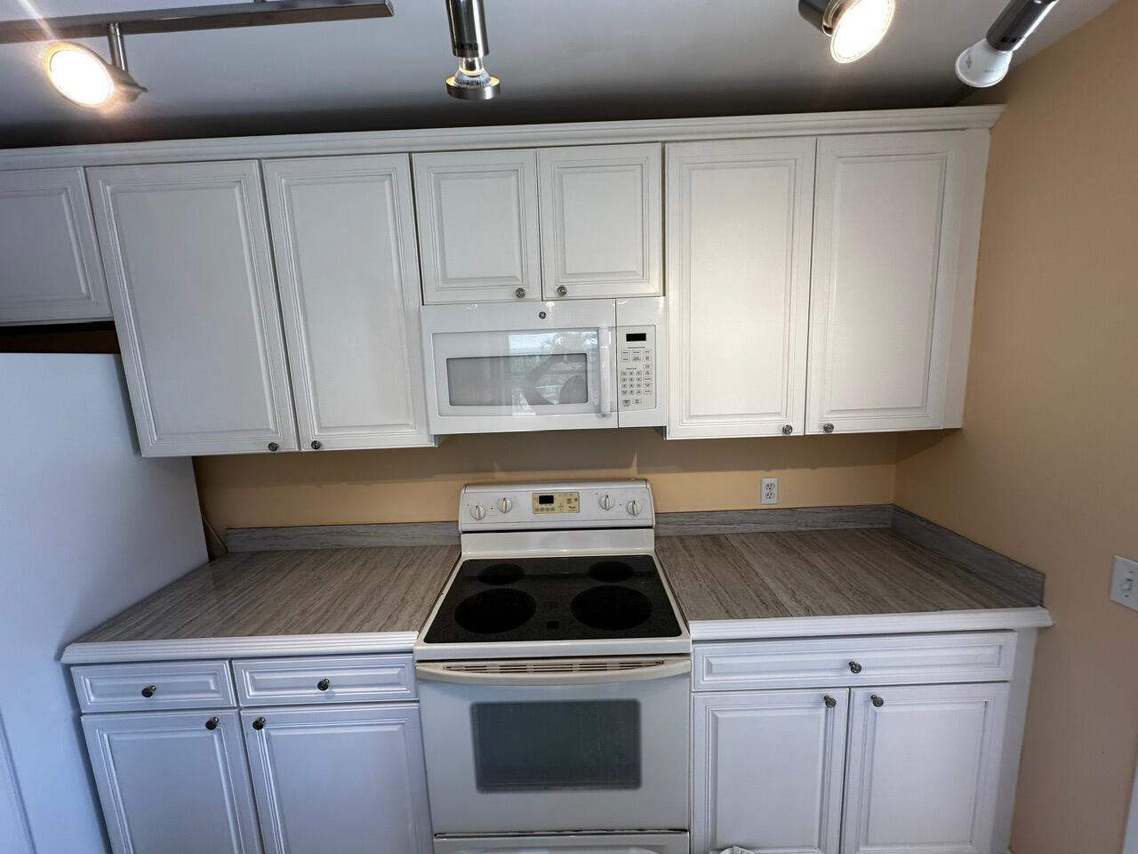 2067 Southeast Harrison Street Stuart, FL 34997 - Photo 9 of 23 IMG_5141
