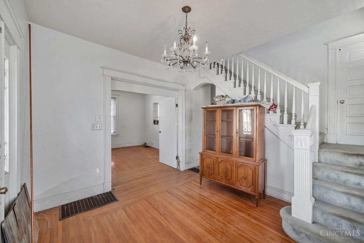 5552 Montgomery Road Cincinnati, OH 45212 - Photo 5 of 44 View of lobby/parlor
