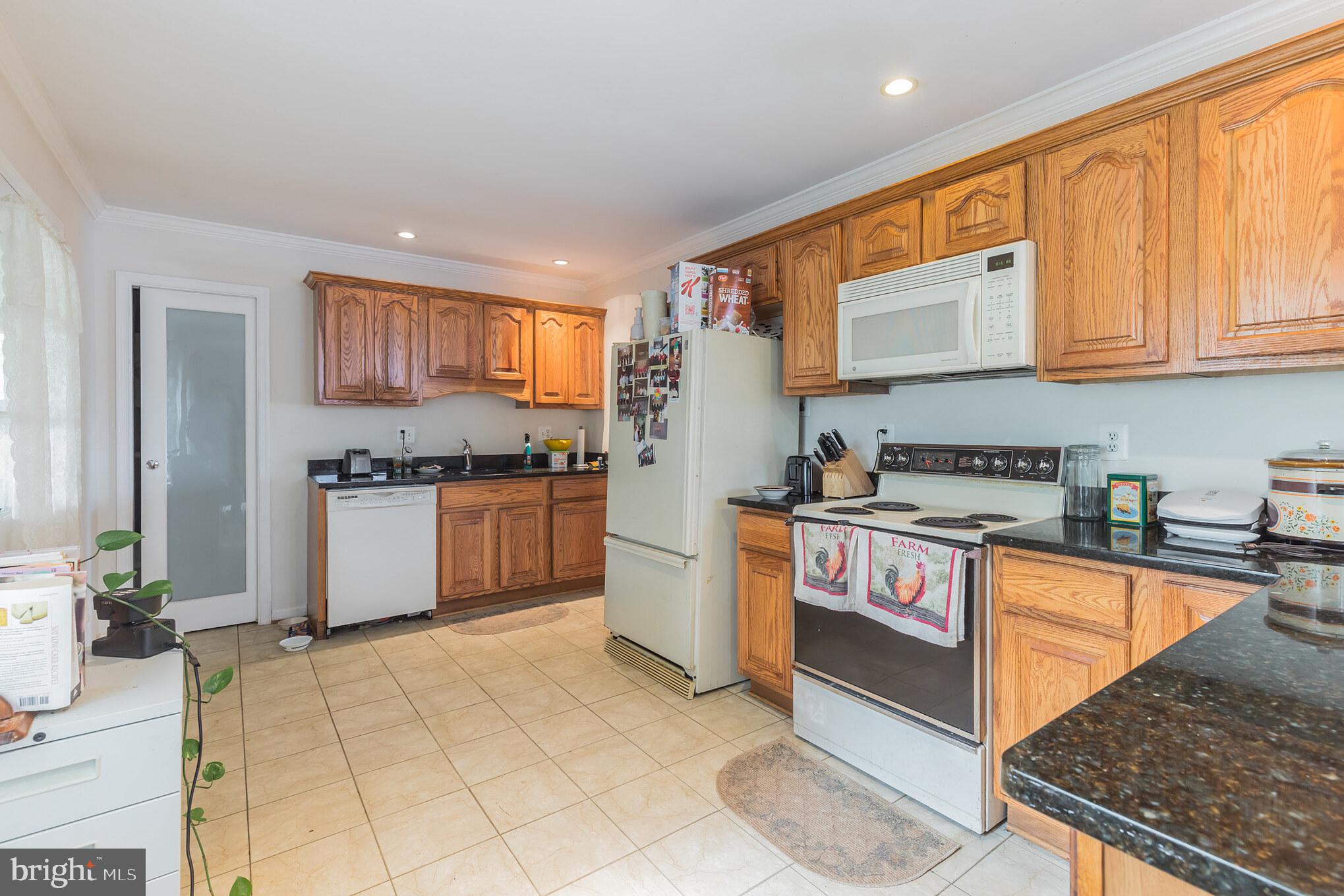 112 North Hickory Road Sterling, VA 20164 - Photo 4 of 31 Gallery Image 4