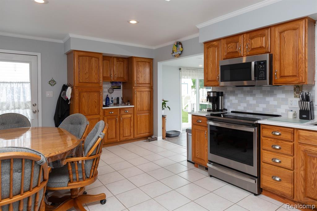 9026 Woodside Road Northville, MI 48167 - Photo 4 of 56