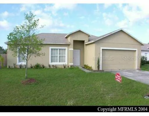 a view of a house with backyard