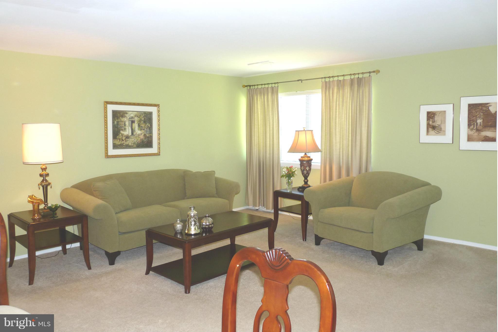 19048 Mills Choice Road, Unit 1 Gaithersburg, MD 20886 - Photo 4 of 15 Living Room