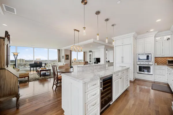 $2,150,000 | 3209 Galleria, Unit 1302, Edina, MN 55435