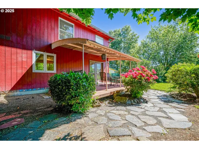 a view of a back yard