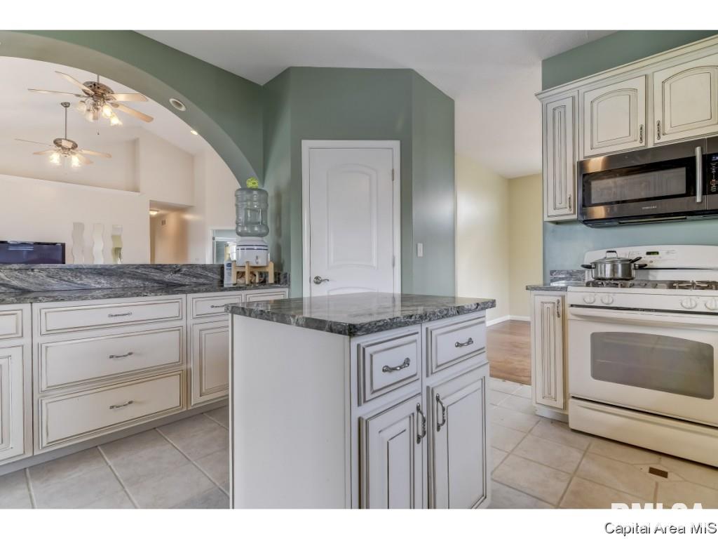 24751 Brookwood Hills Road Athens, IL 62613 - Photo 8 of 28 Gallery Image 8