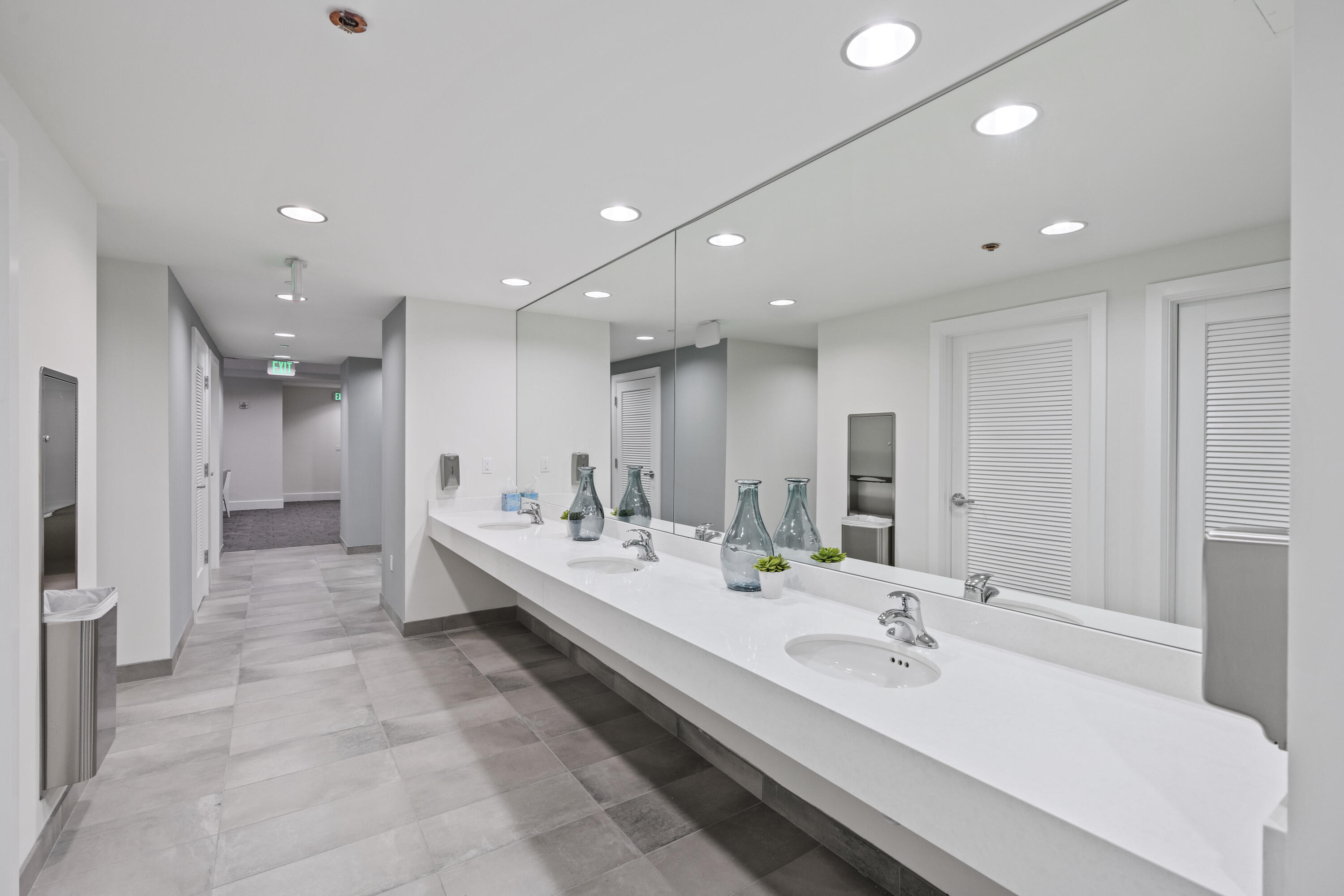 2720 Donald Ross Road, Unit 301 Palm Beach Gardens, FL 33410 - Photo 50 of 64 Locker Room