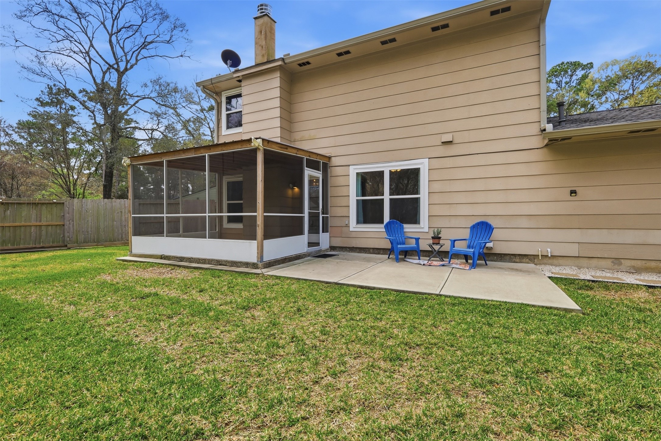 10 East Broken Oak Court Spring, TX 77381 - Photo 25 of 31 Enjoy the cozy backyard with a screened-in porch. The backyard offers a private and inviting entertainment space.