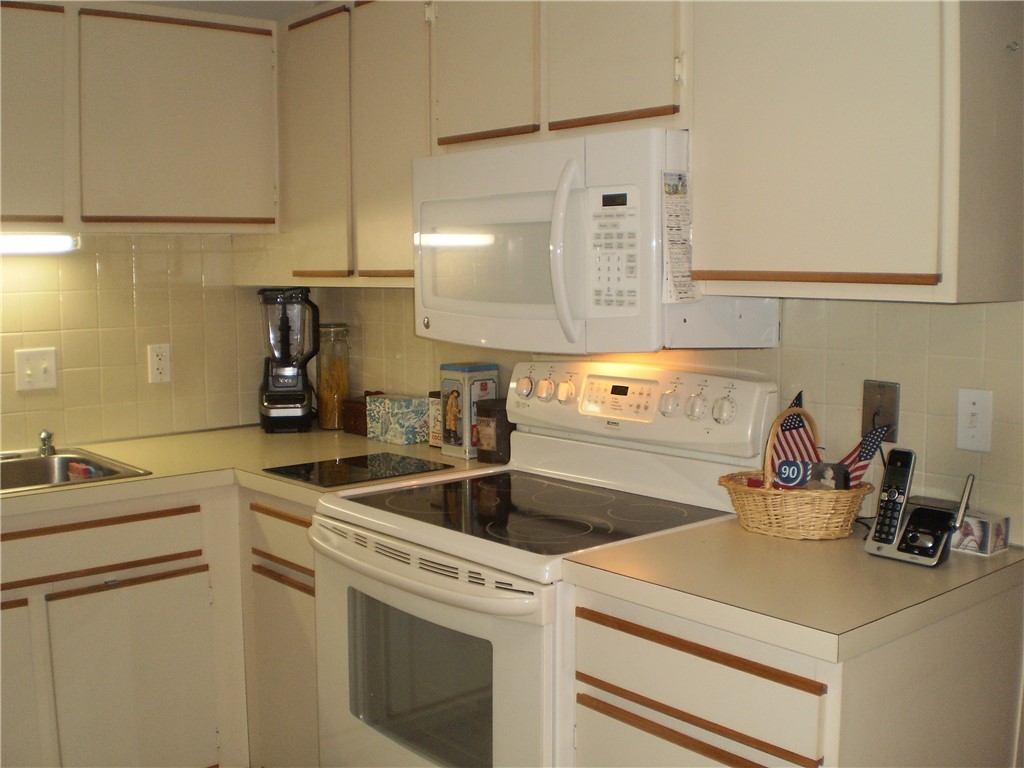 72 Fox Ridge Crescent Warwick, RI 02886 - Photo 16 of 31 Gallery Image 16