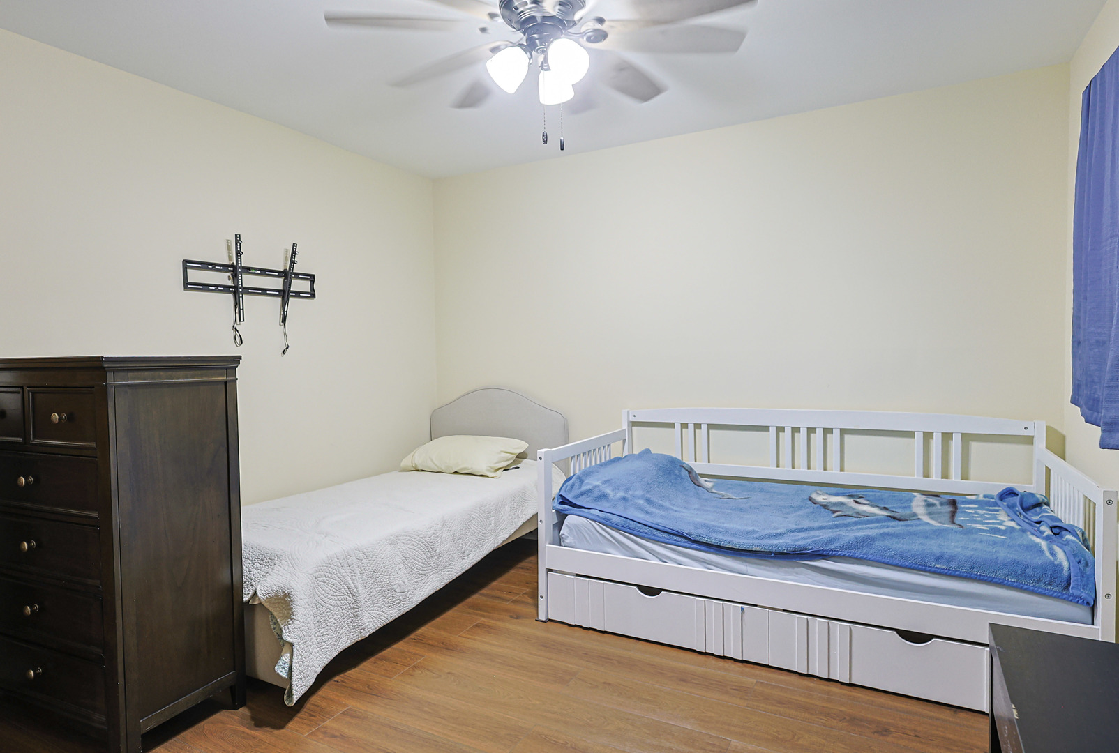 372 Nancy Lane Wheeling, IL 60090 - Photo 15 of 28 a bedroom with a bed and cabinet