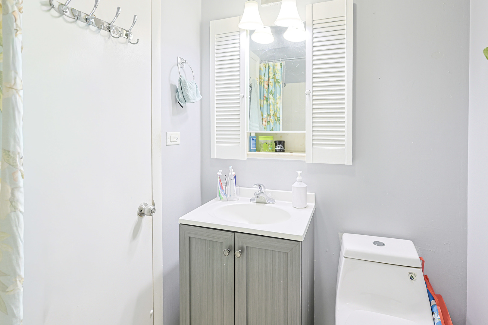 372 Nancy Lane Wheeling, IL 60090 - Photo 17 of 28 a bathroom with a sink a toilet and a window