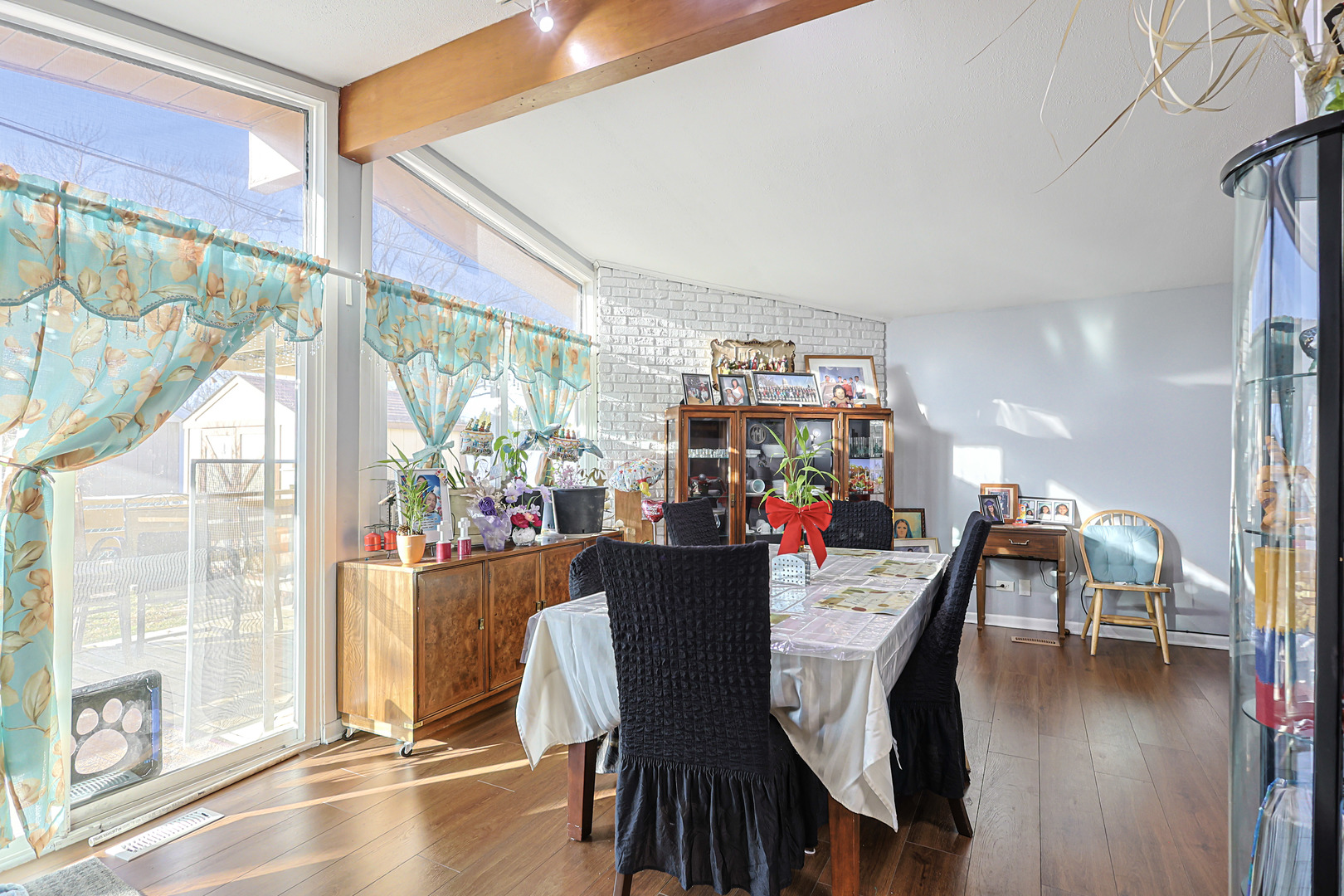 372 Nancy Lane Wheeling, IL 60090 - Photo 19 of 28 a view of a dining room with furniture window and wooden floor