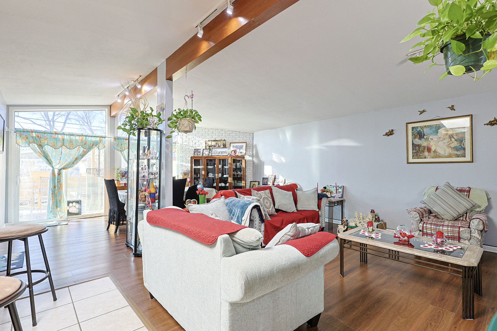 372 Nancy Lane Wheeling, IL 60090 - Photo 4 of 28 a living room with furniture flowers and a potted plant