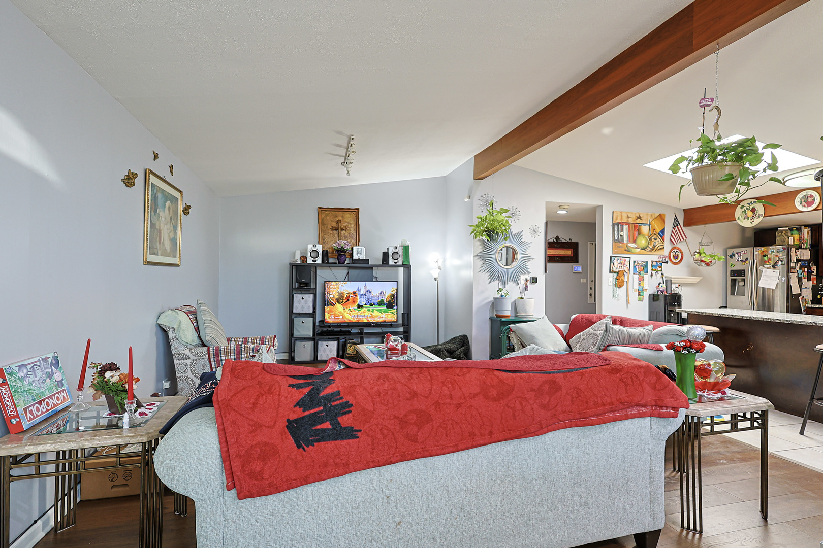 372 Nancy Lane Wheeling, IL 60090 - Photo 7 of 28 a bed room with two bed and a couch