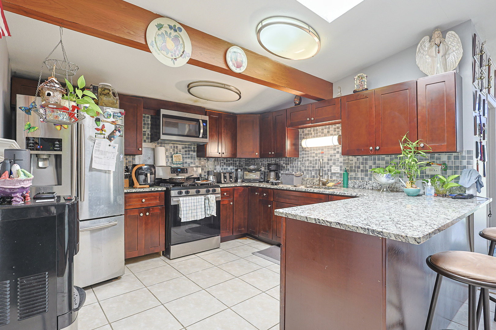 372 Nancy Lane Wheeling, IL 60090 - Photo 9 of 28 a kitchen with stainless steel appliances granite countertop a sink and cabinets
