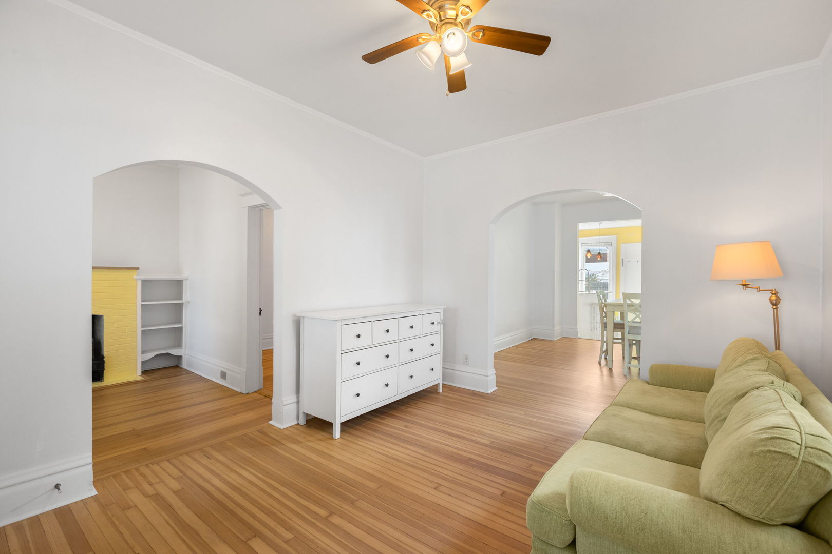 331 Granby Road Lake Forest, IL 60045 - Photo 4 of 23 a living room with furniture