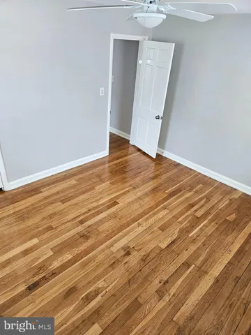 en empty room with wooden floor