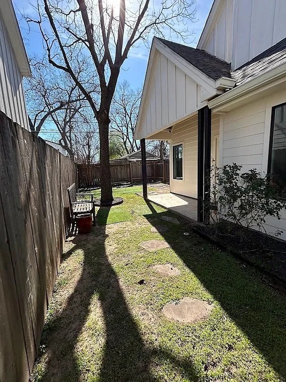 2209 Willow Street, Unit B Austin, TX 78702 - Photo 11 of 16 a view of a backyard with sitting area