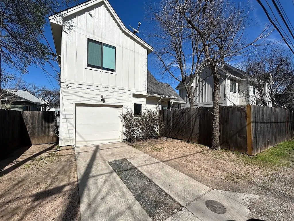 2209 Willow Street, Unit B Austin, TX 78702 - Photo 3 of 16 a backyard of a house with lots of green space