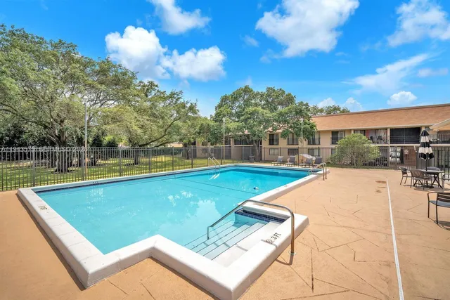 $1,950 | 5981 Washington Street, Unit 215, Hollywood, FL 33023