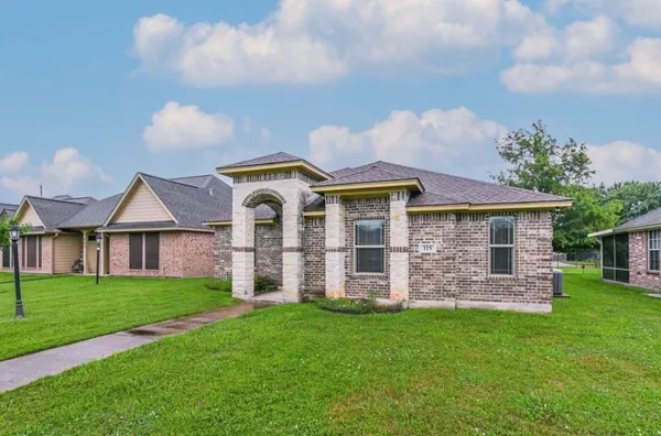 $1,950 | 115 Silverbell Circle, Lake Jackson, TX 77566