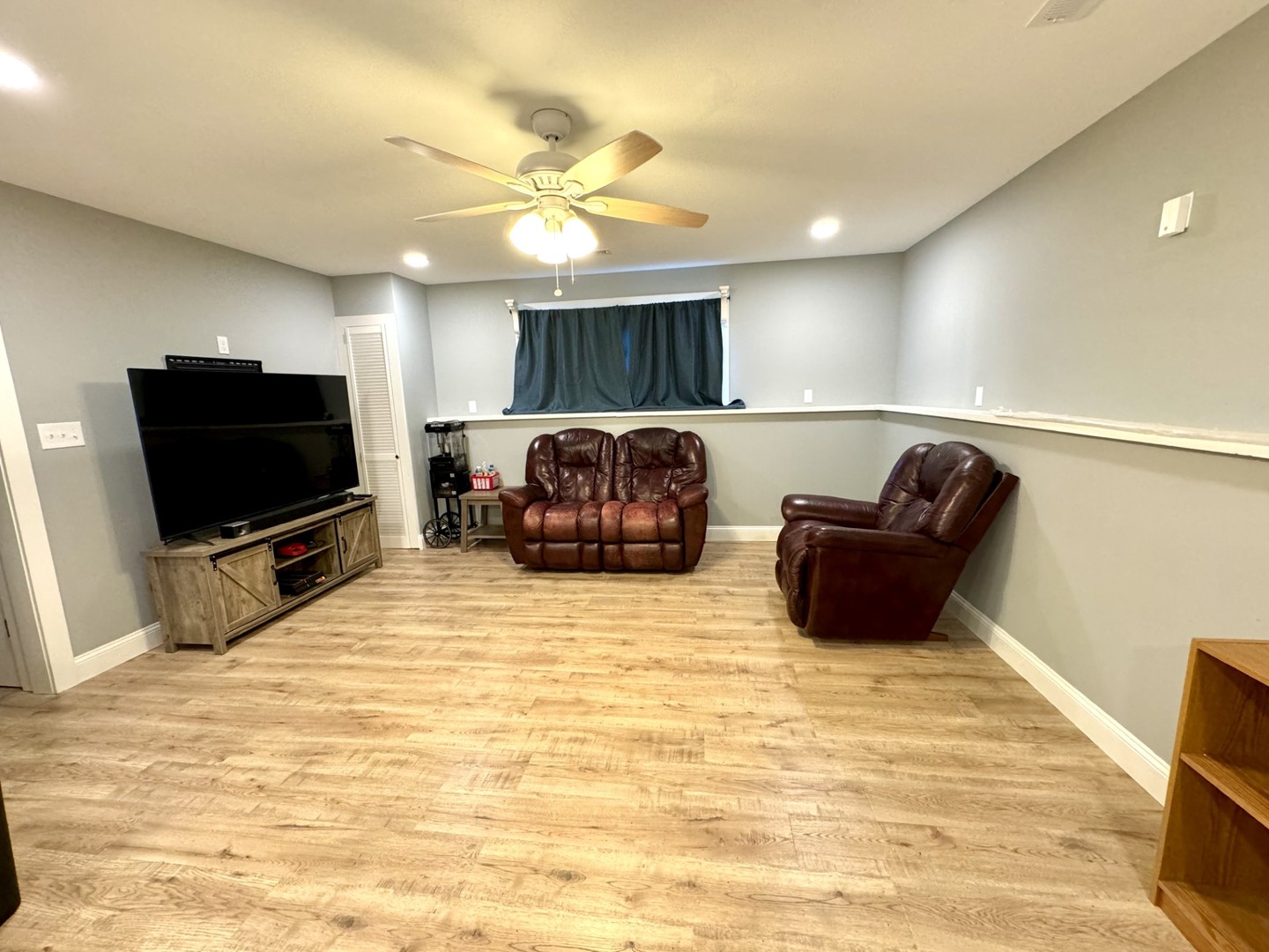 1015 South Maple Street Bloomington, IL 61701 - Photo 13 of 20 a living room with furniture and a flat screen tv