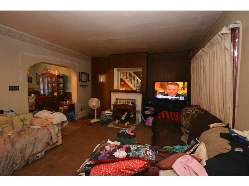 1000 Middletown Road Ingram, PA 15205 - Photo 3 of 17 Living Room.