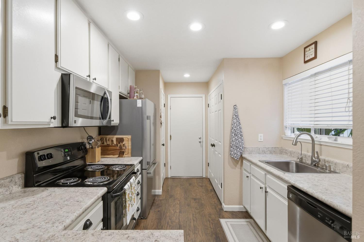 7078 Avenida Cala Rohnert Park, CA 94928 - Photo 4 of 46