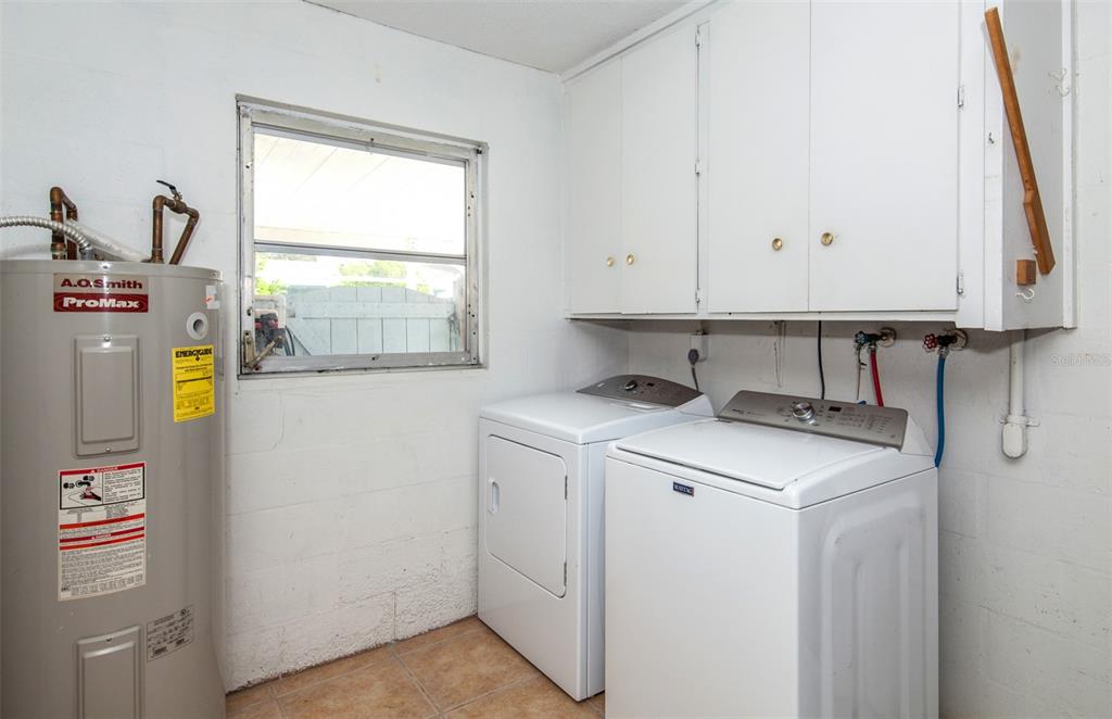 140 Columbia Road Venice, FL 34293 - Photo 13 of 30 a utility room with dryer and washer
