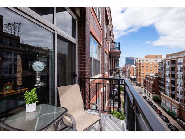 1000 West Adams Street, Unit 706 Chicago, IL 60607 - Photo 5 of 9 a view of city from balcony
