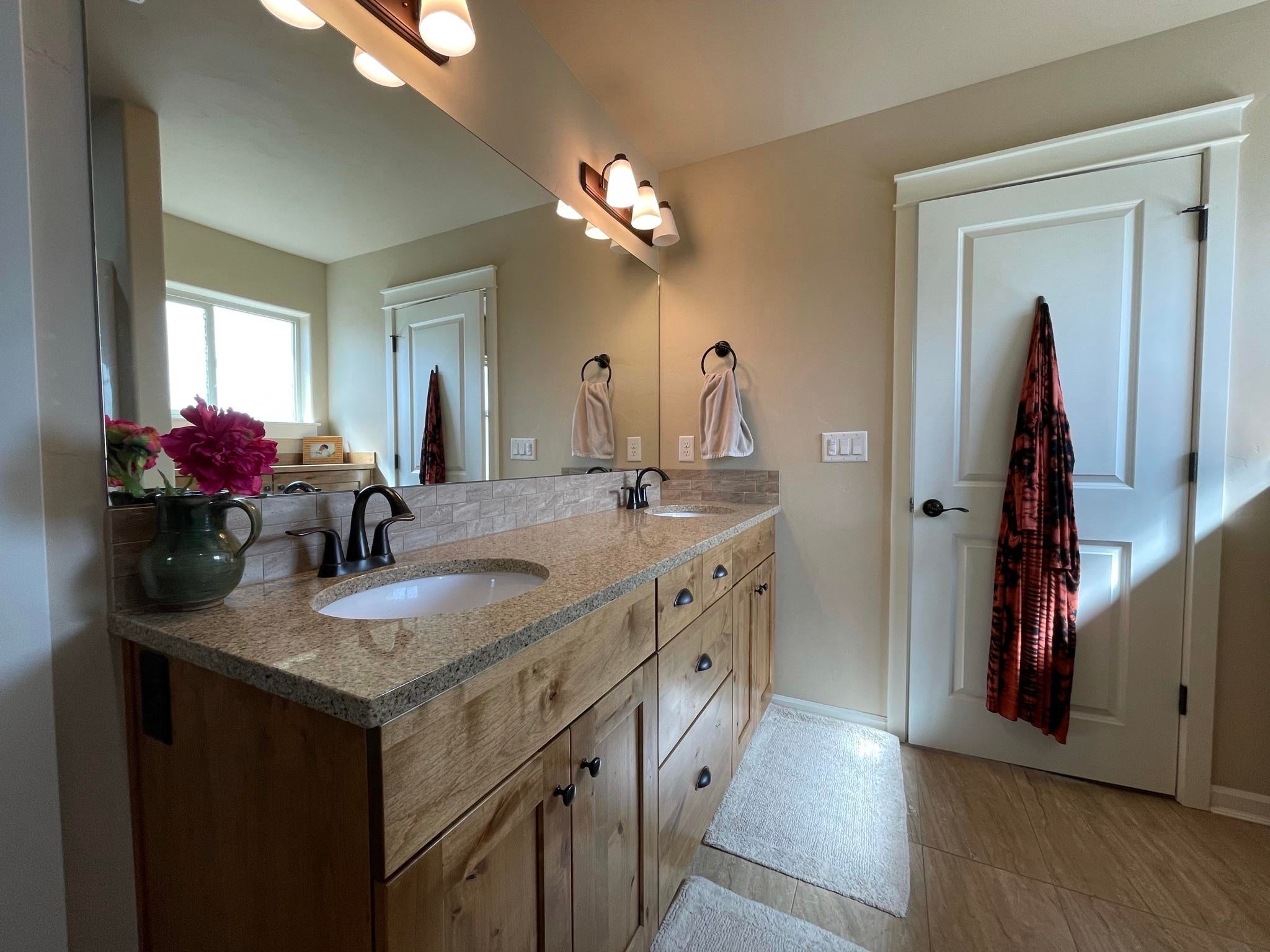 61092 Manhae Loop Bend, OR 97702 - Photo 28 of 49 Primary Bath