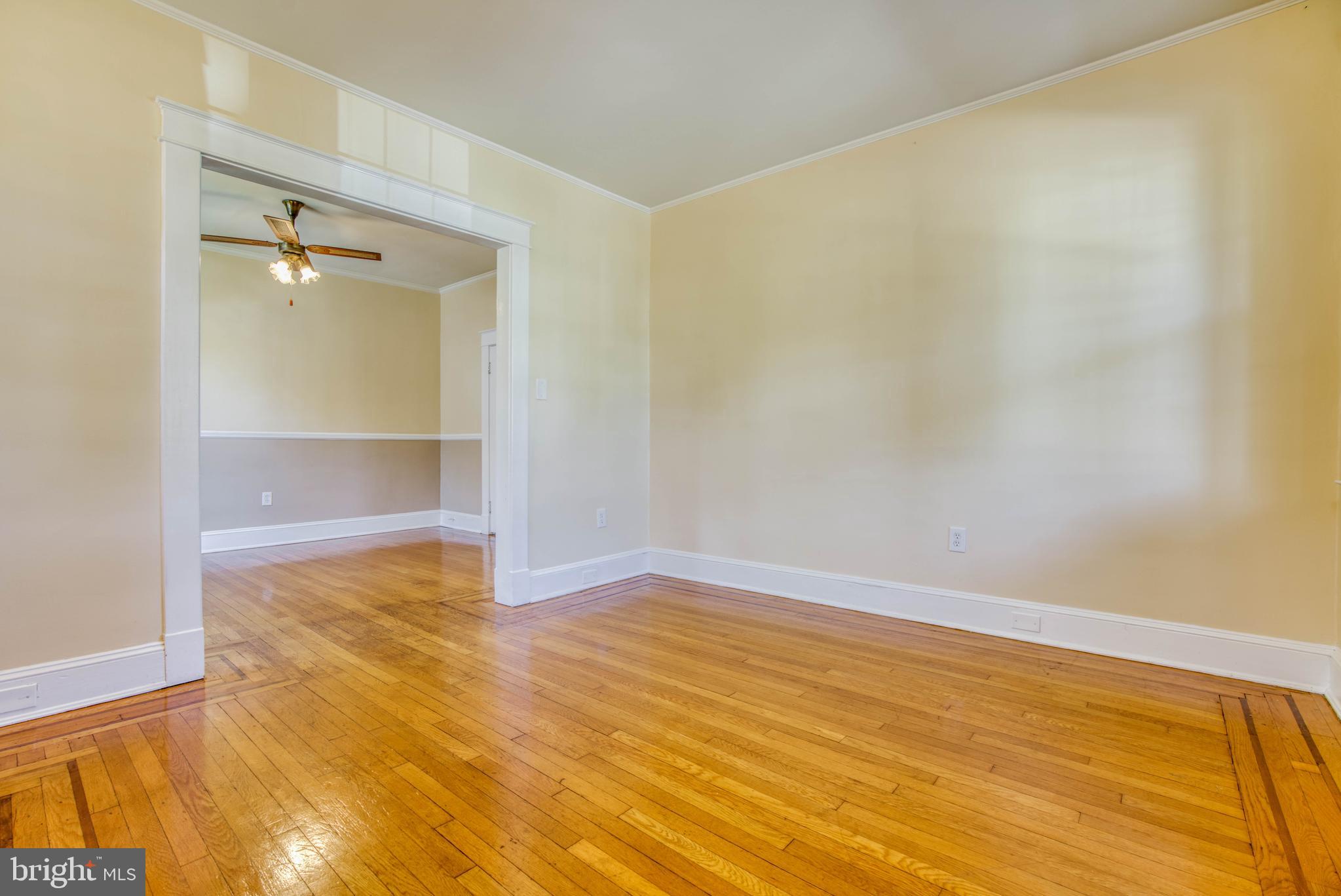 612 Plymouth Road Baltimore, MD 21229 - Photo 15 of 92 First floor - living room