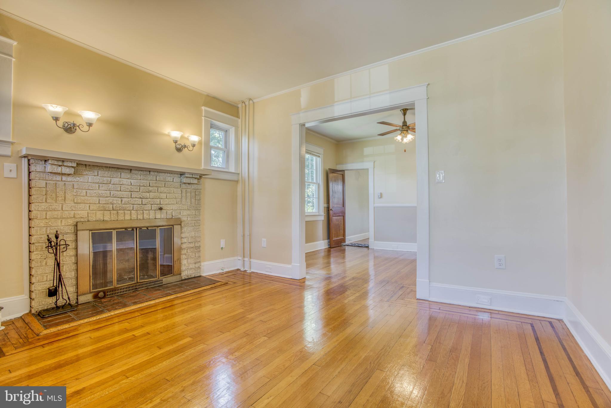 612 Plymouth Road Baltimore, MD 21229 - Photo 17 of 92 First floor living room