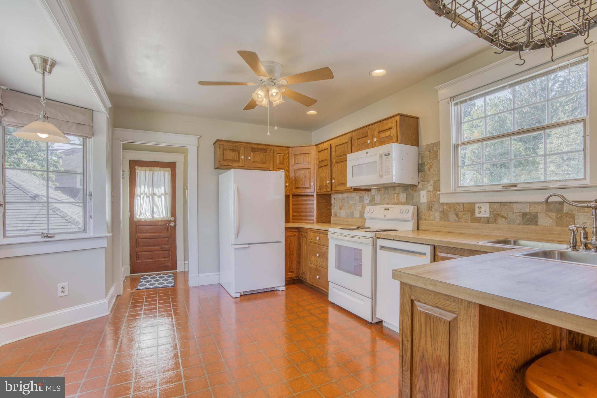 612 Plymouth Road Baltimore, MD 21229 - Photo 28 of 92 First floor - kitchen