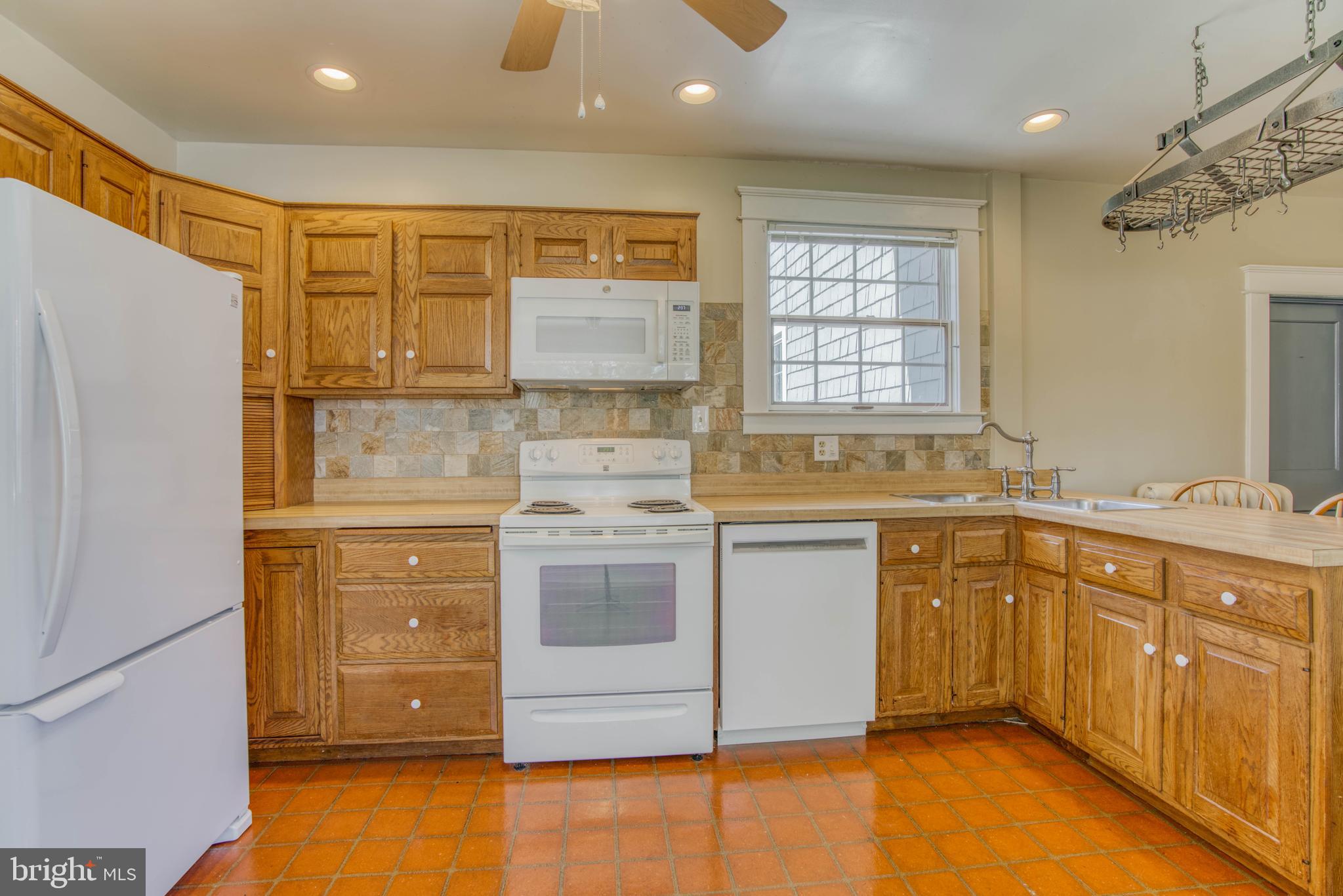 612 Plymouth Road Baltimore, MD 21229 - Photo 37 of 92 First floor - kitchen