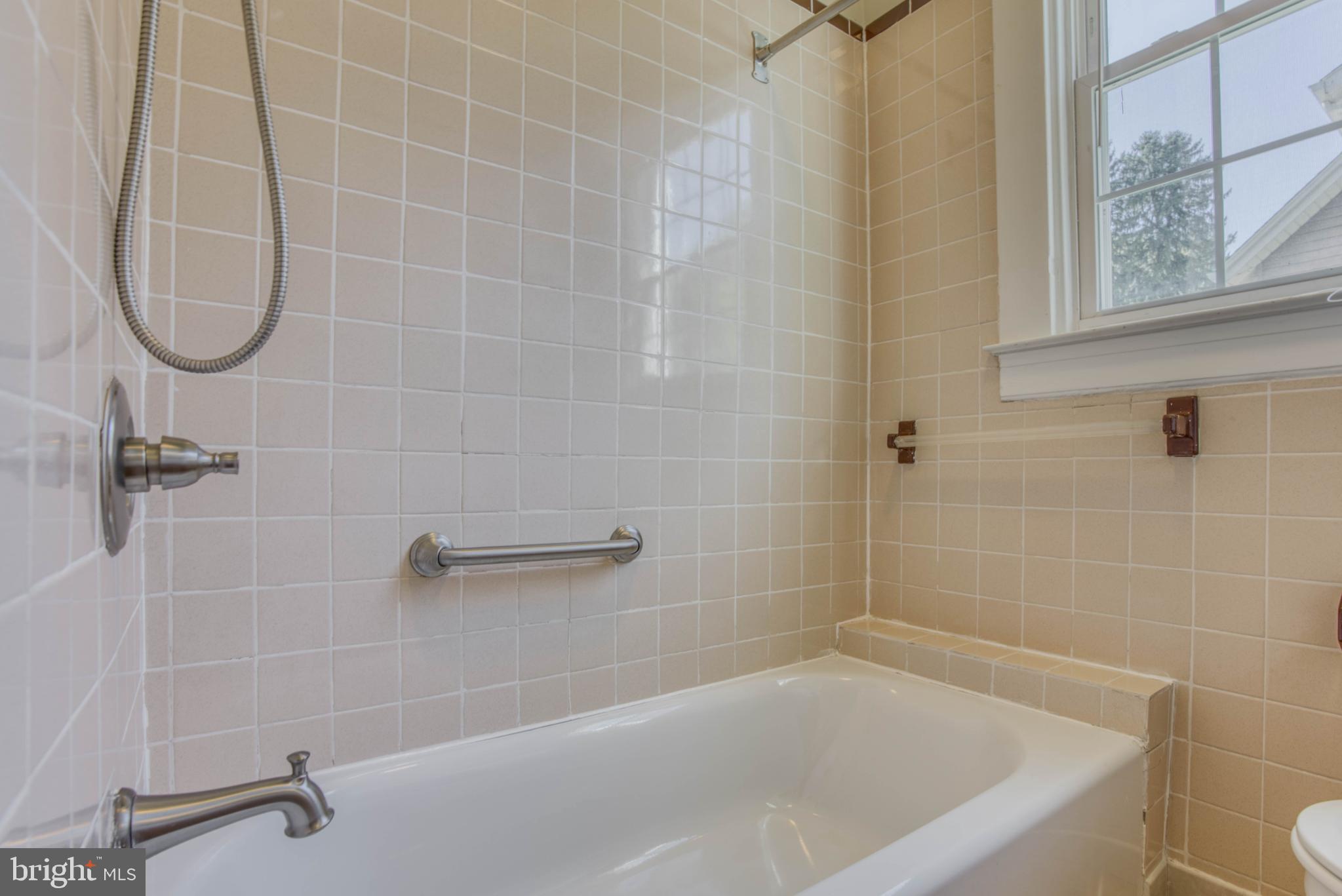612 Plymouth Road Baltimore, MD 21229 - Photo 49 of 92 1st floor bath