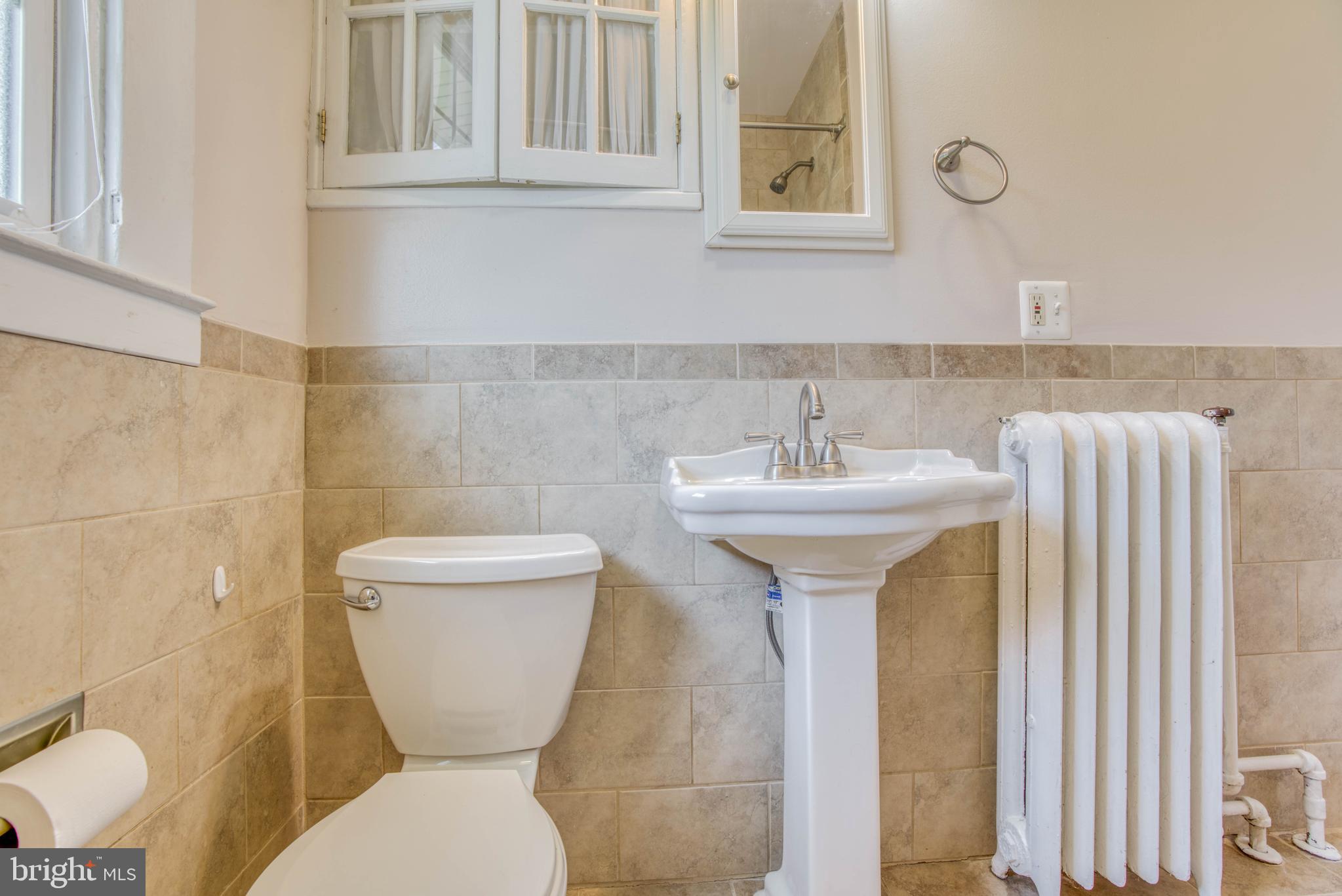 612 Plymouth Road Baltimore, MD 21229 - Photo 83 of 92 2nd floor bath