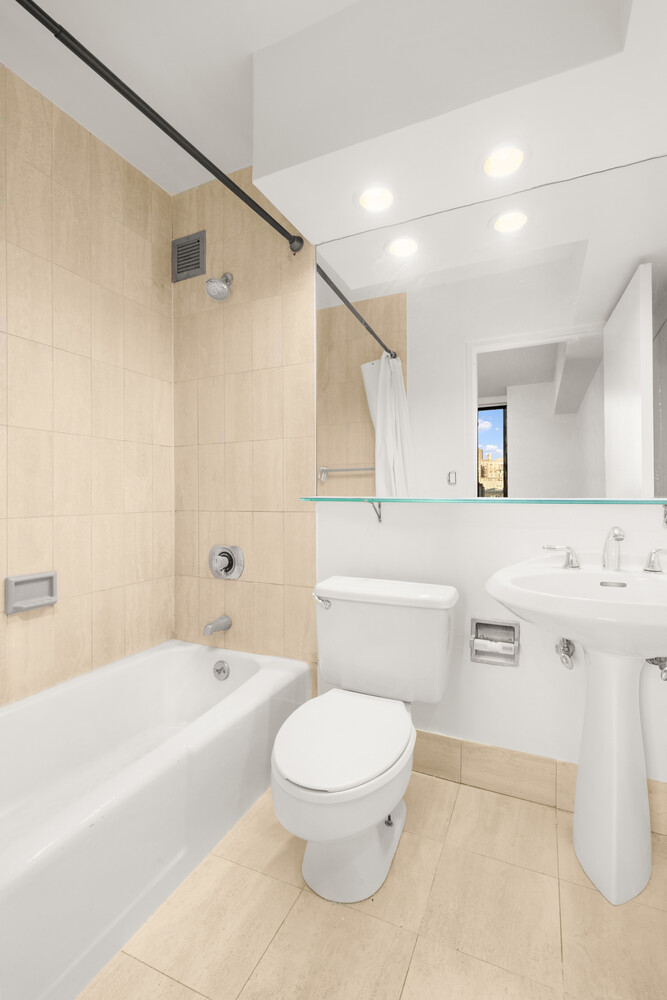 45 West 67th Street, Unit 7A Manhattan, NY 10023 - Photo 3 of 5