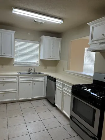 $1,350 | 321 B Holiday Street, Tomball, TX 77375