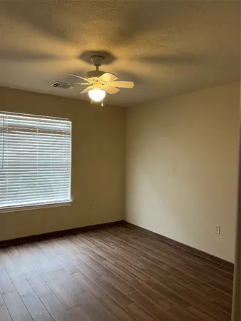 $1,350 | 321 B Holiday Street, Tomball, TX 77375