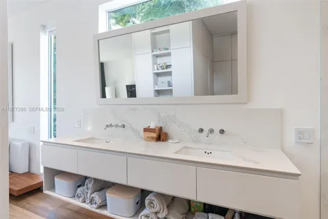 a view of a livingroom with washer and dryer
