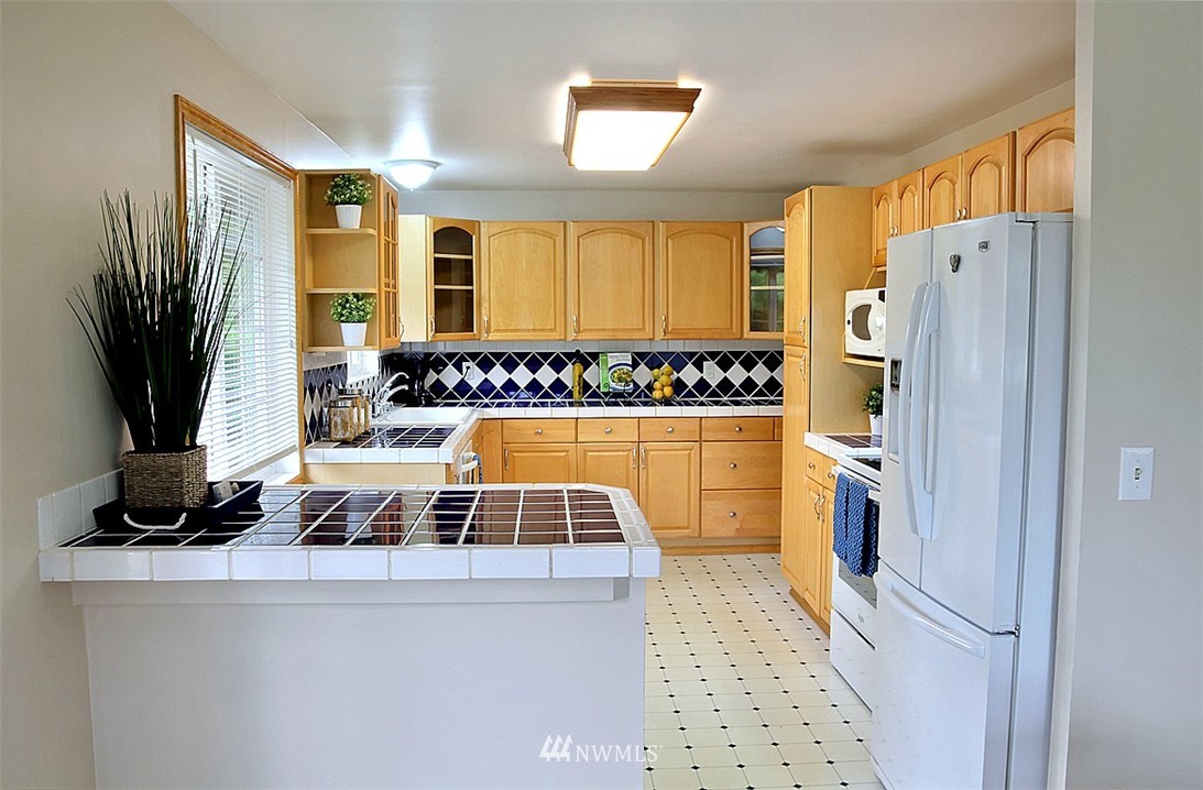 13251 Lake Kathleen Road Southeast Renton, WA 98059 - Photo 5 of 21