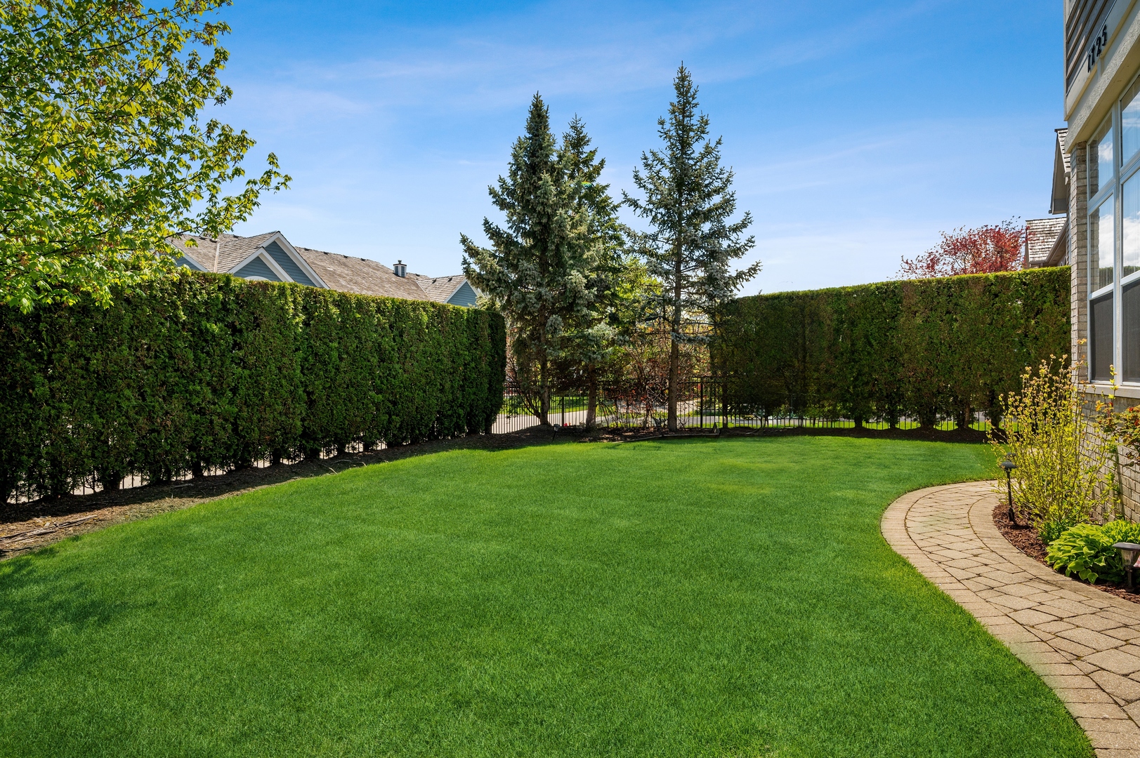 1725 Annapolis Drive Glenview, IL 60026 - Photo 34 of 38 a view of a garden with plants