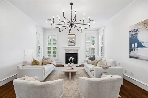 $825,000 | 705 West 9th Street, Houston, TX 77008